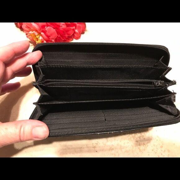 Kenneth Cole Reaction female wallet - Picture 2 of 5